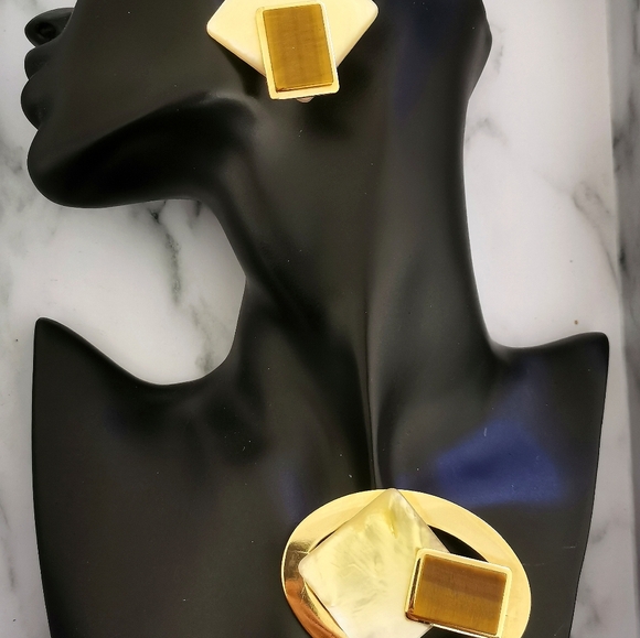 Vintage FAC/Butler Unsign gold tone mother of pearl/tiger eye brooch earring set - Picture 4 of 10